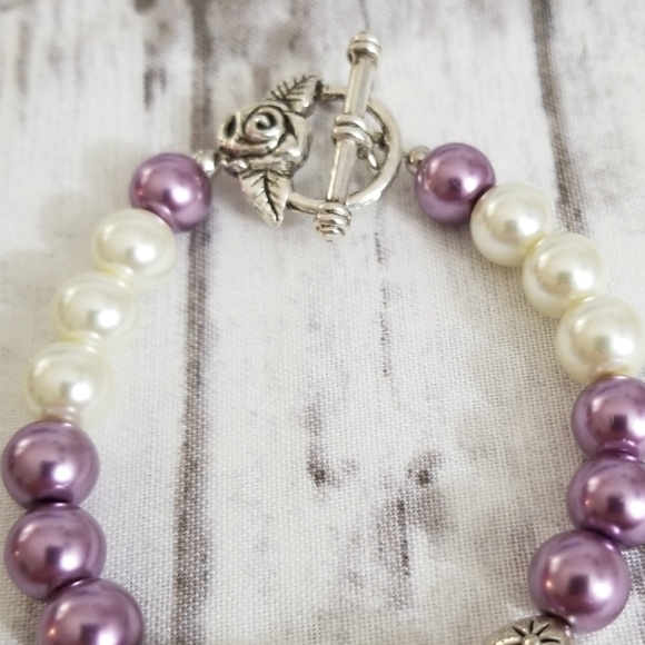 Pretty purple & white glass pearl bead bracelet - Picture 3 of 8